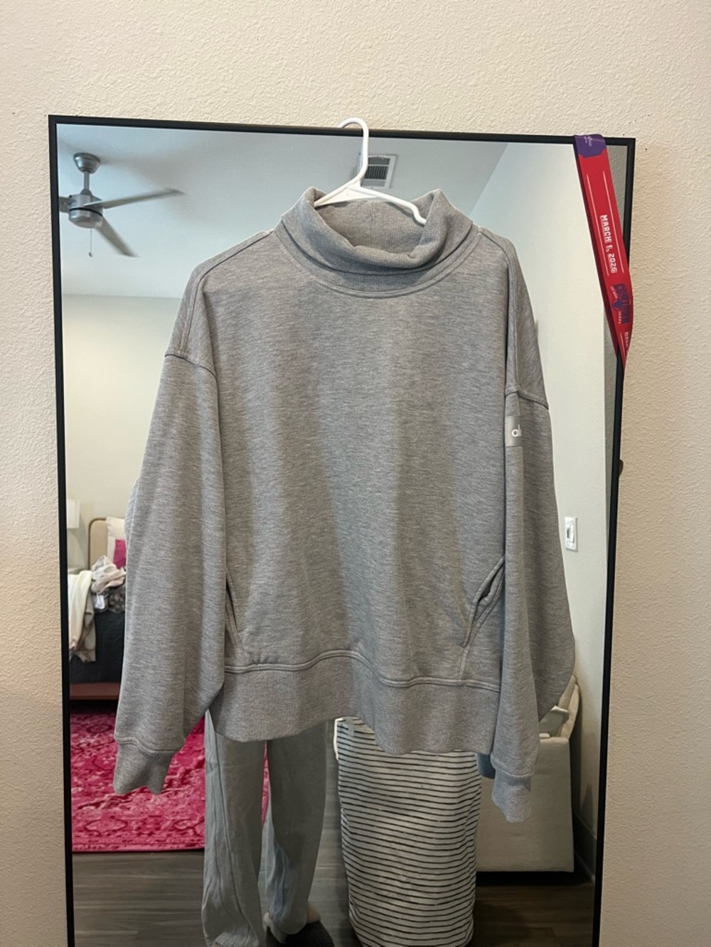 ALO Yoga Light Gray Pullover Sweatshirt